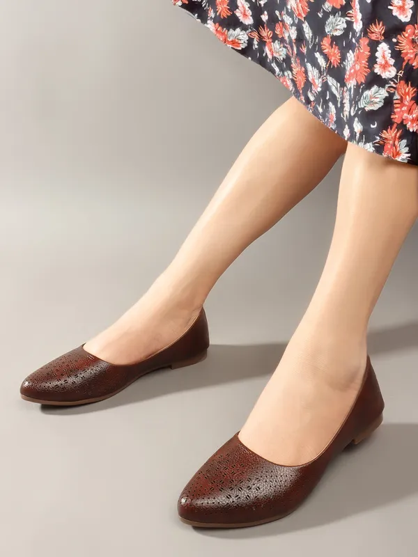 Elegant_women's_slip-on_ballerina_flats_with_textured,_cushioned_insole_and_embellished_centerpiece_perfect_for_daily_wear.