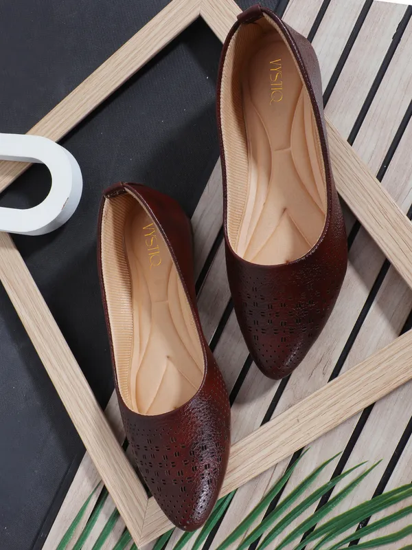 Elegant_women's_slip-on_ballerina_flats_with_textured,_cushioned_insole_and_embellished_centerpiece_perfect_for_daily_wear.