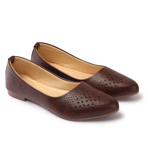Elegant_women's_slip-on_ballerina_flats_with_textured,_cushioned_insole_and_embellished_centerpiece_perfect_for_daily_wear.