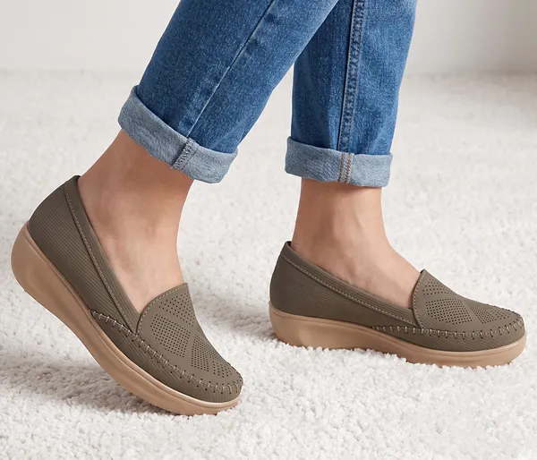 Step_into_effortless_style_and_all-day_comfort_with_these_elegant_wedge_heel_loafers