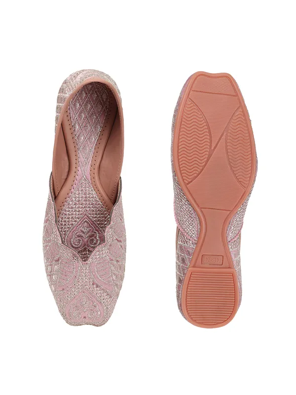 Elegant_Embroidered_Ethnic_Jutti_with_Intricate_Thread_Work_and_Comfortable_Cushioned_Insole_for_Festive_Occasions