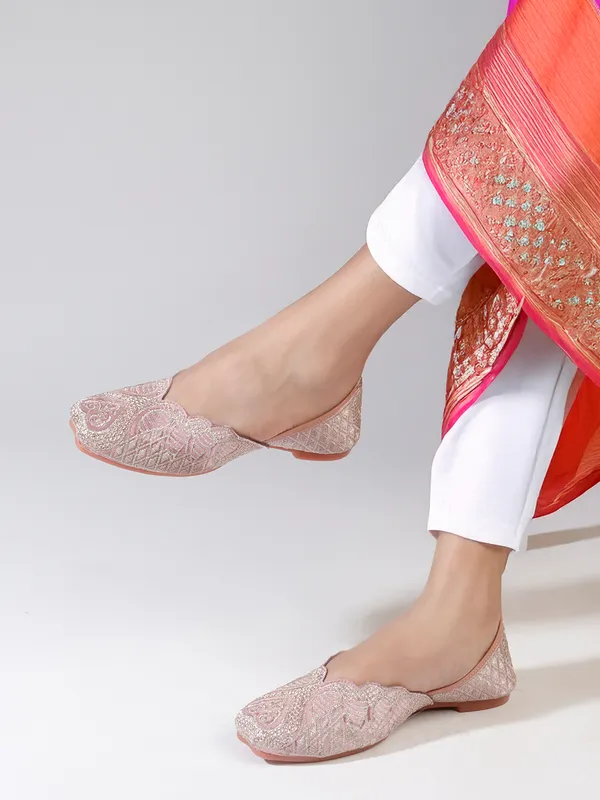 Elegant_Embroidered_Ethnic_Jutti_with_Intricate_Thread_Work_and_Comfortable_Cushioned_Insole_for_Festive_Occasions