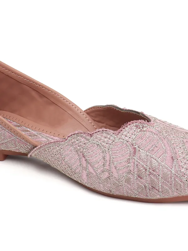 Elegant_Embroidered_Ethnic_Jutti_with_Intricate_Thread_Work_and_Comfortable_Cushioned_Insole_for_Festive_Occasions