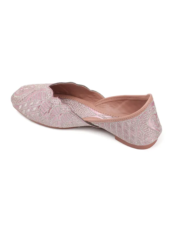 Elegant_Embroidered_Ethnic_Jutti_with_Intricate_Thread_Work_and_Comfortable_Cushioned_Insole_for_Festive_Occasions