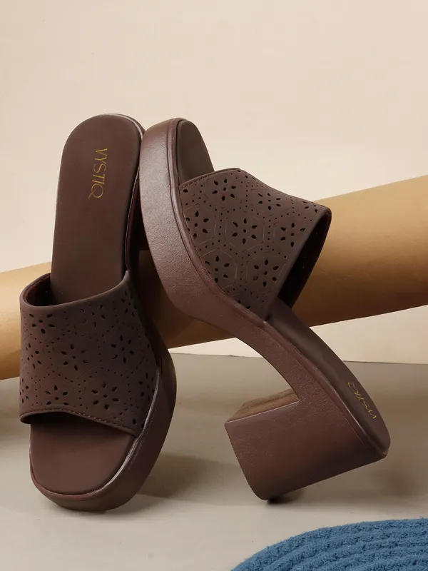 Elegant_Heel_Sandals_with_Comfortable_Sole_and_Stylish_Ethnic_Design