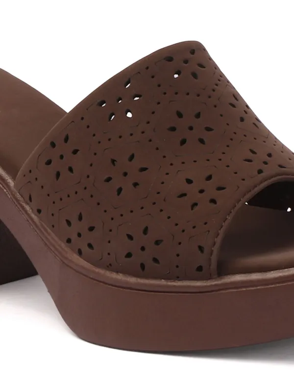 Elegant_Heel_Sandals_with_Comfortable_Sole_and_Stylish_Ethnic_Design