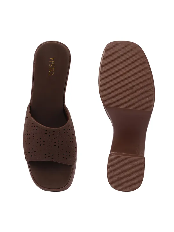 Elegant_Heel_Sandals_with_Comfortable_Sole_and_Stylish_Ethnic_Design