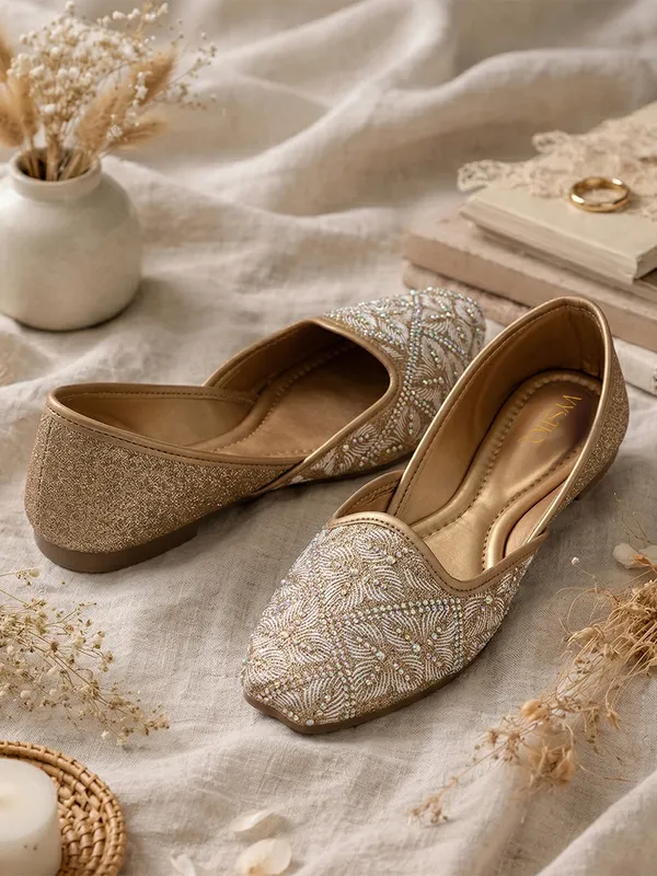 Elegant_Embellished_Ethnic_Flat_Juttis_for_Women