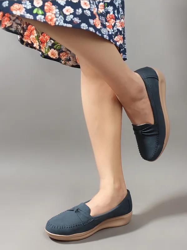 Classic_Loafers_with_Comfortable_Cushioned_Sole_and_Stylish_Design_for_Everyday_Wear