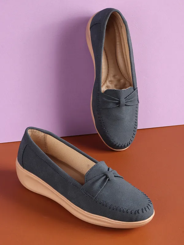 Classic_Loafers_with_Comfortable_Cushioned_Sole_and_Stylish_Design_for_Everyday_Wear