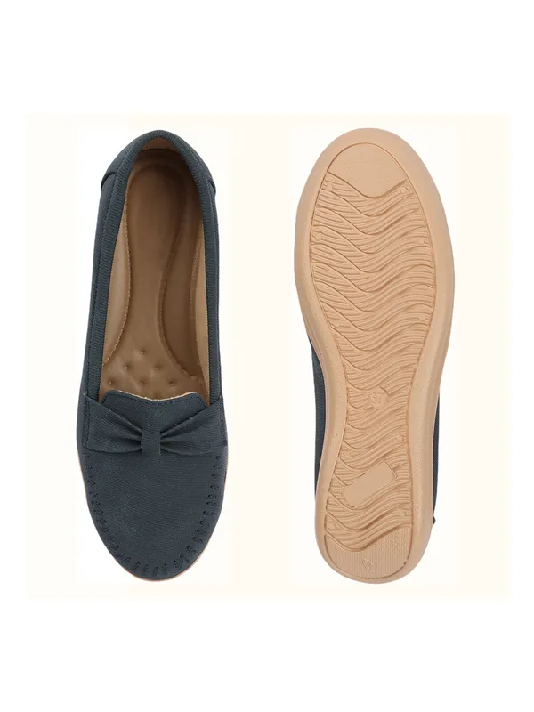 Classic_Loafers_with_Comfortable_Cushioned_Sole_and_Stylish_Design_for_Everyday_Wear