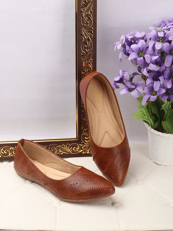 Elegant_women's_slip-on_ballerina_flats_with_textured,_cushioned_insole_and_embellished_centerpiece_perfect_for_daily_wear.