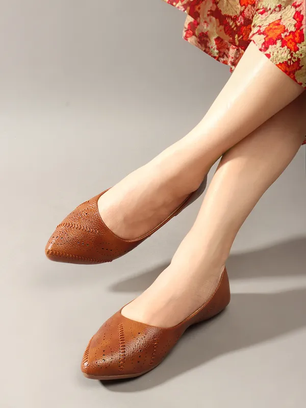 Elegant_women's_slip-on_ballerina_flats_with_textured,_cushioned_insole_and_embellished_centerpiece_perfect_for_daily_wear.
