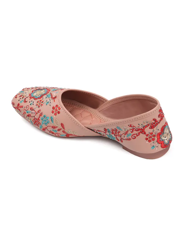 Elegant_Embroidered_Ethnic_Jutti_with_Floral_Detailing_and_Comfortable_Flat_Sole