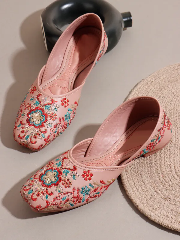 Elegant_Embroidered_Ethnic_Jutti_with_Floral_Detailing_and_Comfortable_Flat_Sole