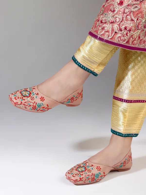 Elegant_Embroidered_Ethnic_Jutti_with_Floral_Detailing_and_Comfortable_Flat_Sole
