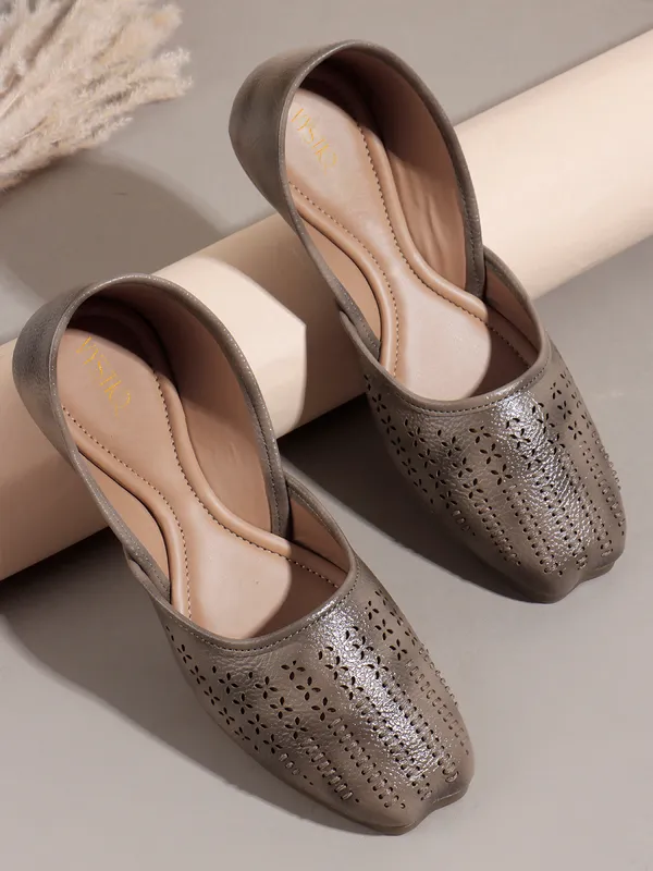 Stylish_Closed-Toe_Womenï¿½s_Flat_with_Perforated_PU_Design_and_Cushioned_Insole_for_Daily_Comfort