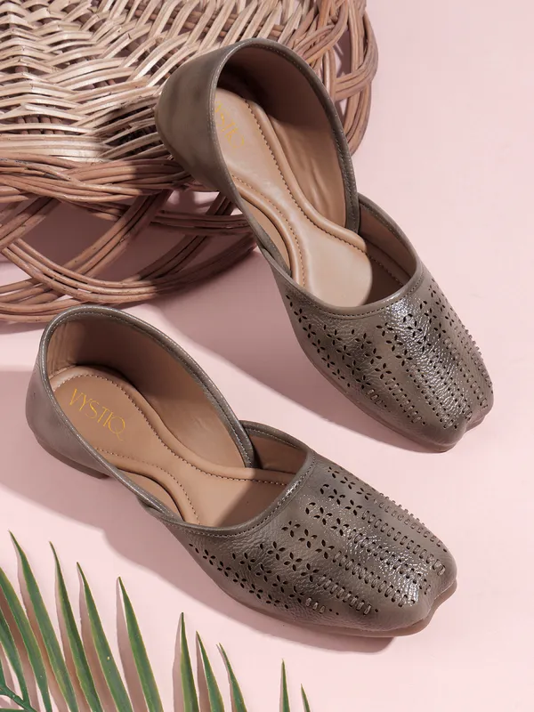 Stylish_Closed-Toe_Womenï¿½s_Flat_with_Perforated_PU_Design_and_Cushioned_Insole_for_Daily_Comfort