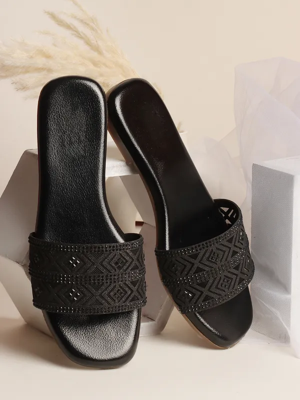 Stylish_Embellished_Ethnic_Flats_sandal_with_Textured_Strap_and_Comfortable_Slip-On_Design_for_Women