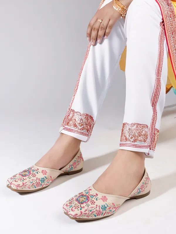 Elegant_Embroidered_Ethnic_Jutti_with_Floral_Detailing_and_Comfortable_Flat_Sole