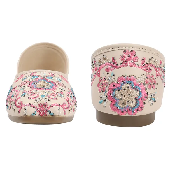 Elegant_Embroidered_Ethnic_Jutti_with_Floral_Detailing_and_Comfortable_Flat_Sole