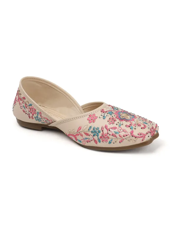 Elegant_Embroidered_Ethnic_Jutti_with_Floral_Detailing_and_Comfortable_Flat_Sole
