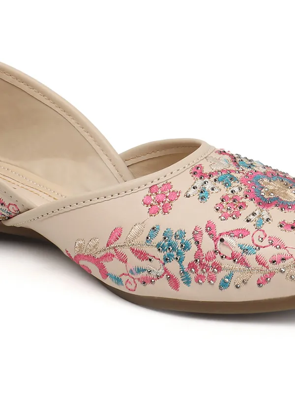 Elegant_Embroidered_Ethnic_Jutti_with_Floral_Detailing_and_Comfortable_Flat_Sole