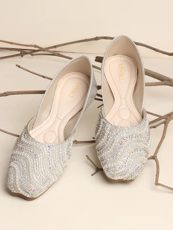 Elegant_Embellished_Flat_Jutti_with_Pearl_and_Crystal_Detailing_for_Women