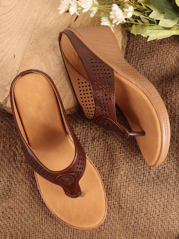 Stylish_Wedge_Heel_Sandals_for_Women_with_Toe_Ring_Design