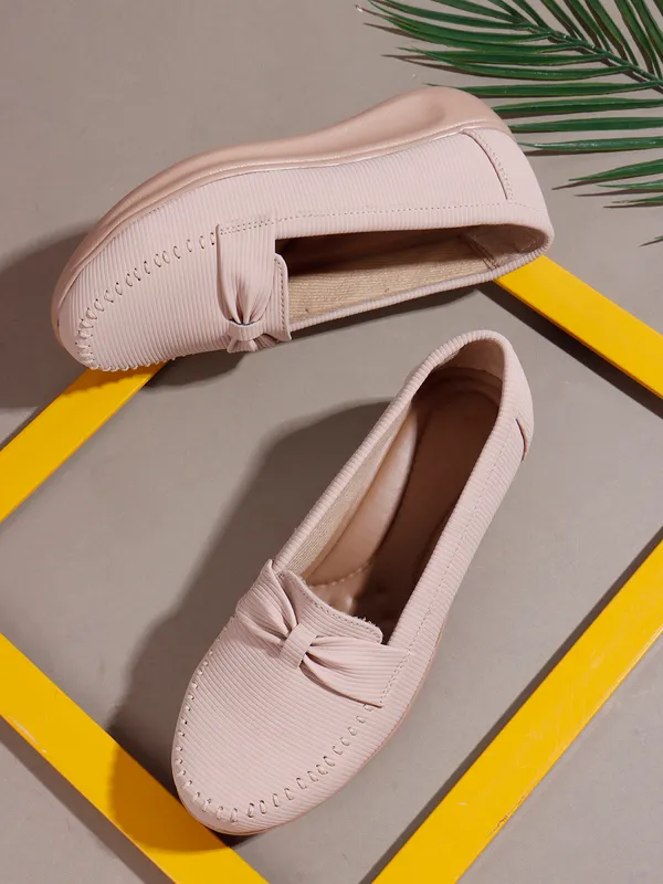 Classic_Loafers_with_Comfortable_Cushioned_Sole_and_Stylish_Design_for_Everyday_Wear