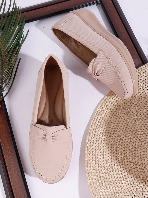 Classic_Loafers_with_Comfortable_Cushioned_Sole_and_Stylish_Design_for_Everyday_Wear