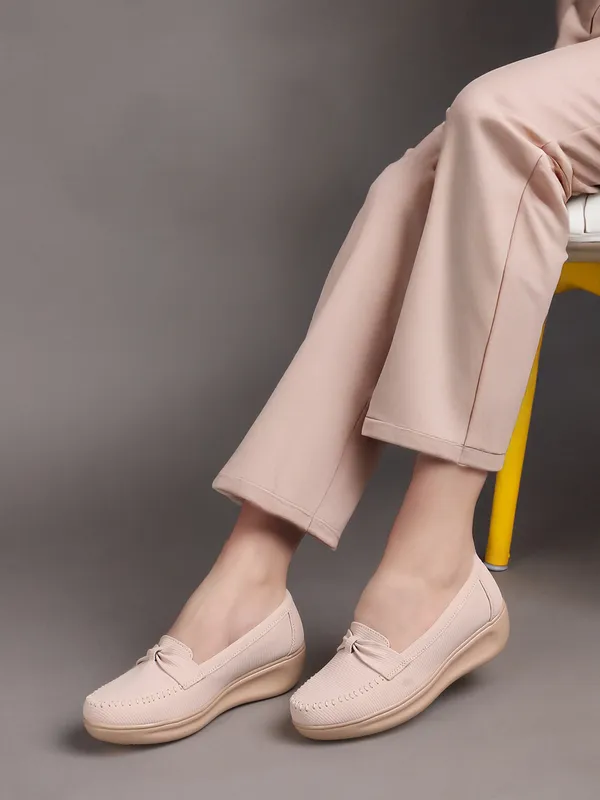 Classic_Loafers_with_Comfortable_Cushioned_Sole_and_Stylish_Design_for_Everyday_Wear