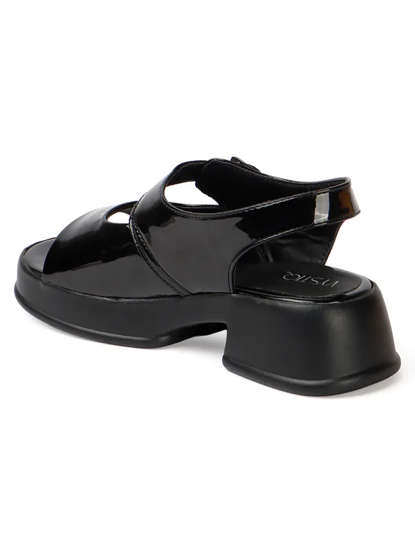 Trendy_Beige_Platform_Sandals_with_Buckle_Detail_and_Block_Heel