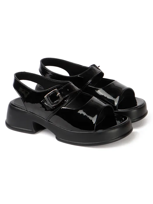 Trendy_Beige_Platform_Sandals_with_Buckle_Detail_and_Block_Heel