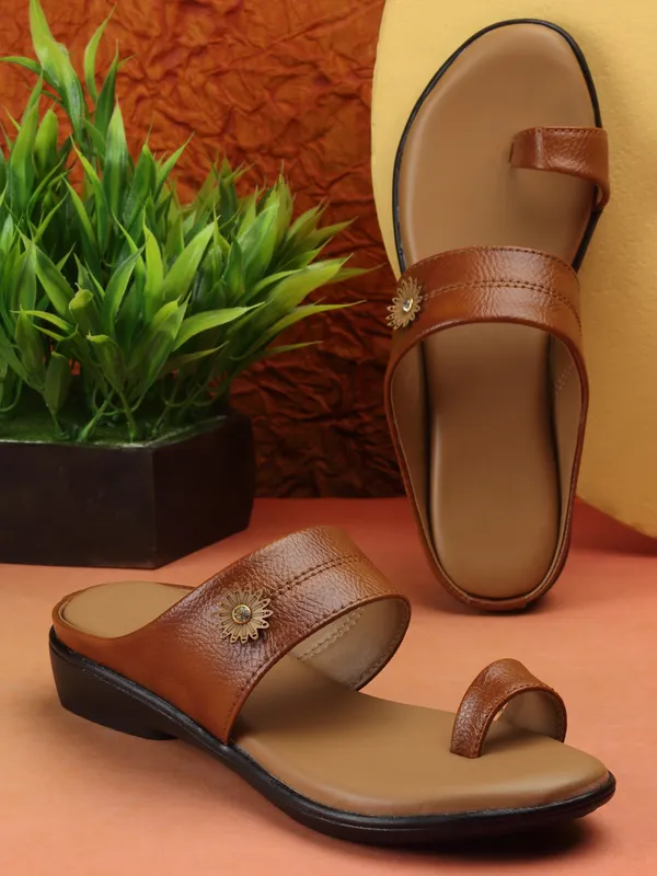 Elegant_Womenï¿½s_Toe_Loop_Sandals_with_Stylish_Floral_Ornament_and_Cushioned_Comfort_Sole