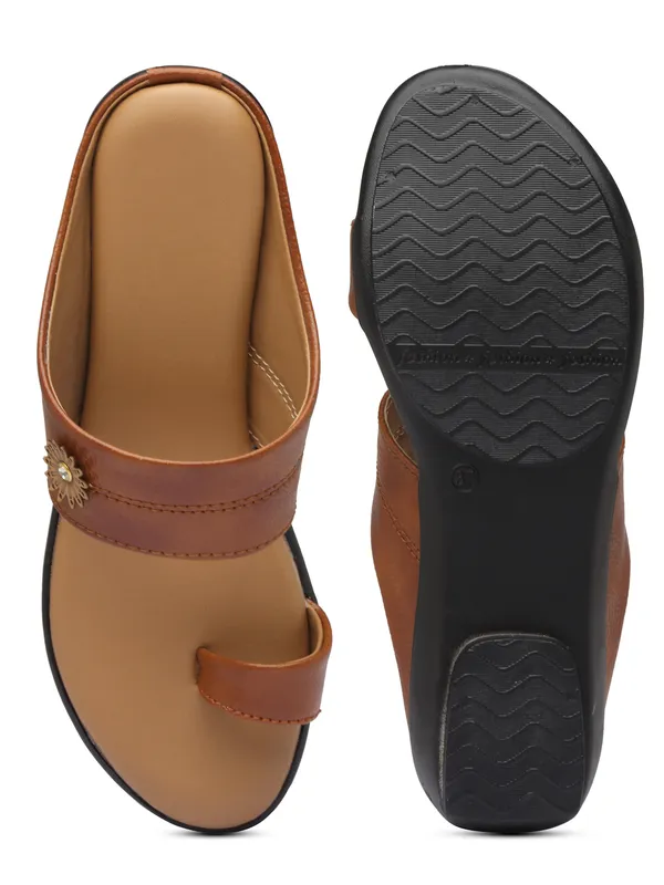 Elegant_Womenï¿½s_Toe_Loop_Sandals_with_Stylish_Floral_Ornament_and_Cushioned_Comfort_Sole