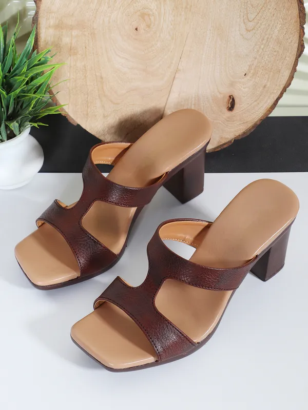 Stylish_Block_Heel_Sandal_for_Women_with_Cut_Design_and_Comfortable_Cushioned_Footbed