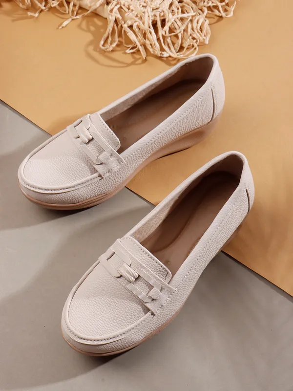 Classic_Loafers_with_Comfortable_Cushioned_Sole_and_Stylish_Buckle_Design_for_Everyday_Wear