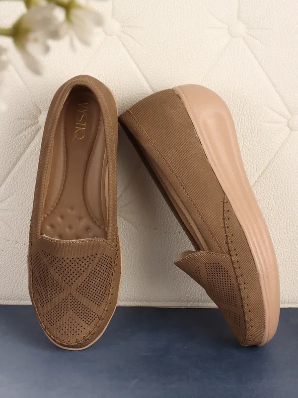 Women's_casual_slip-on_loafers_with_2_inch_Heel__cushioned_insoles,_breathable_mesh_detailing,_flat_sole,_ideal_for_daily_wear_and_comfort.
