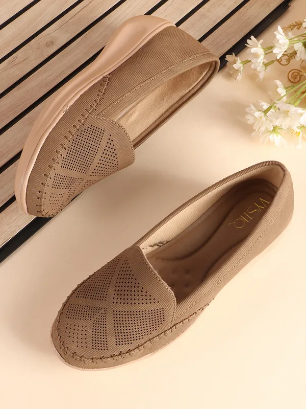Women's_casual_slip-on_loafers_with_2_inch_Heel__cushioned_insoles,_breathable_mesh_detailing,_flat_sole,_ideal_for_daily_wear_and_comfort.
