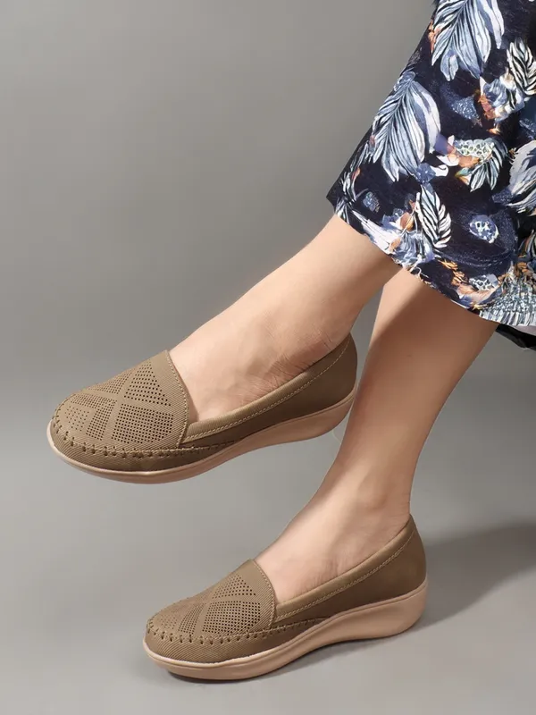 Women's_casual_slip-on_loafers_with_2_inch_Heel__cushioned_insoles,_breathable_mesh_detailing,_flat_sole,_ideal_for_daily_wear_and_comfort.