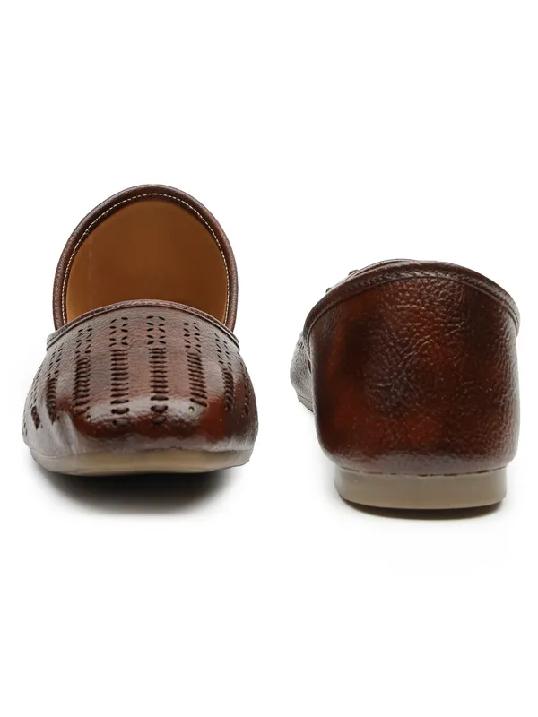 Stylish_Closed-Toe_Womenï¿½s_Flat_with_Perforated_PU_Design_and_Cushioned_Insole_for_Daily_Comfort