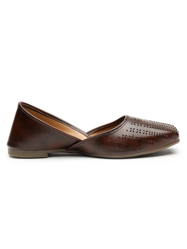 Stylish_Closed-Toe_Womenï¿½s_Flat_with_Perforated_PU_Design_and_Cushioned_Insole_for_Daily_Comfort