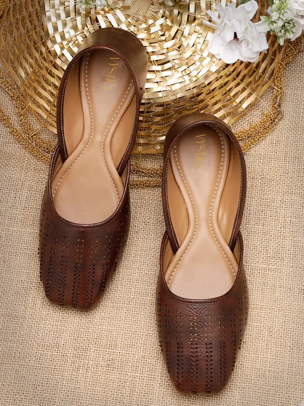 Stylish_Closed-Toe_Womenï¿½s_Flat_with_Perforated_PU_Design_and_Cushioned_Insole_for_Daily_Comfort