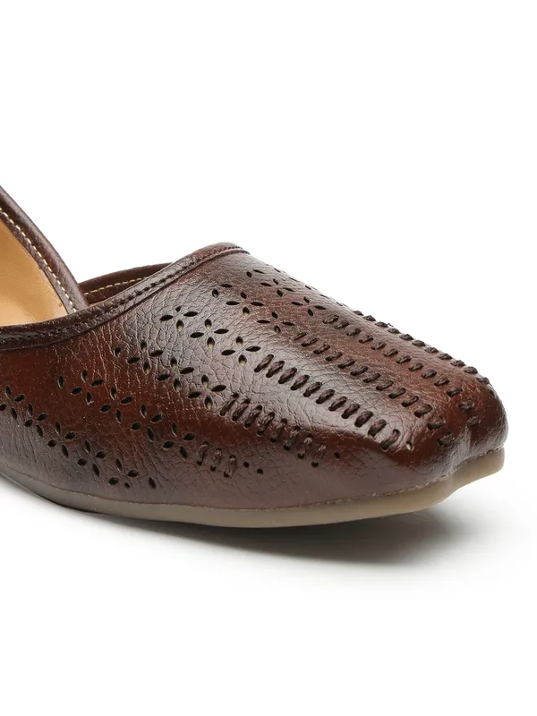 Stylish_Closed-Toe_Womenï¿½s_Flat_with_Perforated_PU_Design_and_Cushioned_Insole_for_Daily_Comfort