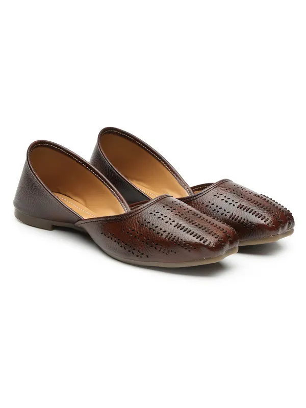 Stylish_Closed-Toe_Womenï¿½s_Flat_with_Perforated_PU_Design_and_Cushioned_Insole_for_Daily_Comfort