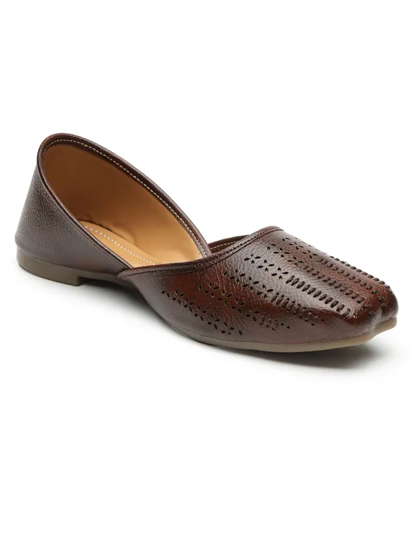 Stylish_Closed-Toe_Womenï¿½s_Flat_with_Perforated_PU_Design_and_Cushioned_Insole_for_Daily_Comfort