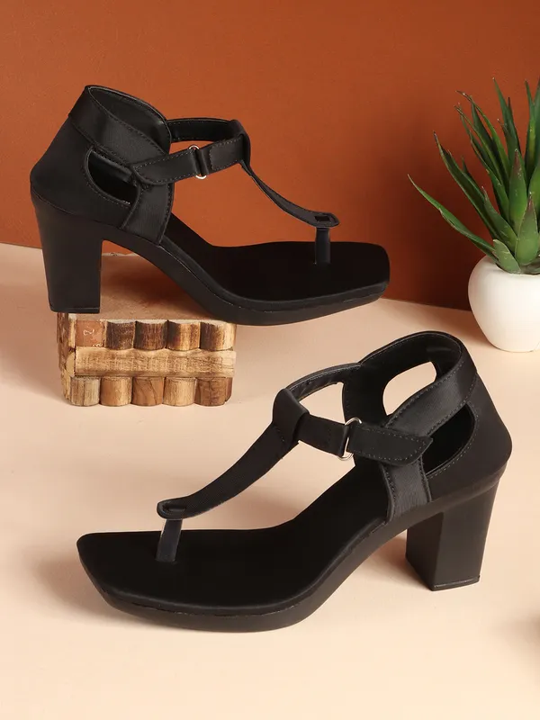 Elegant_Toe-Ring_Block_Heel_Sandals_for_Women_with_Adjustable_Strap