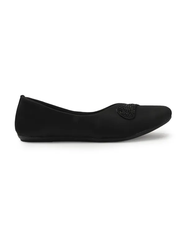 Elegant_women's_slip-on_ballerina_flats_with_textured,_cushioned_insole_and_embellished_centerpiece_perfect_for_daily_wear.