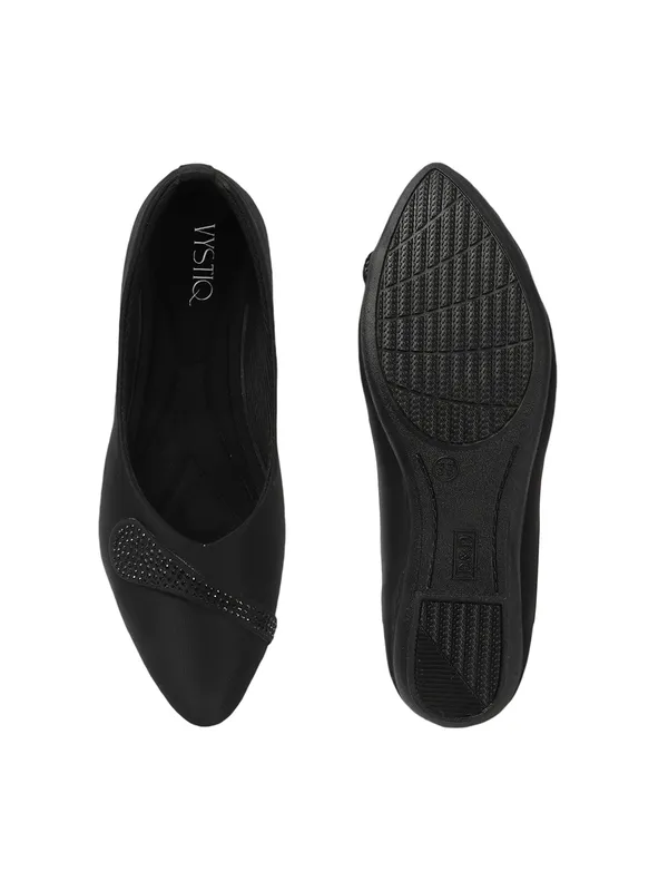 Elegant_women's_slip-on_ballerina_flats_with_textured,_cushioned_insole_and_embellished_centerpiece_perfect_for_daily_wear.